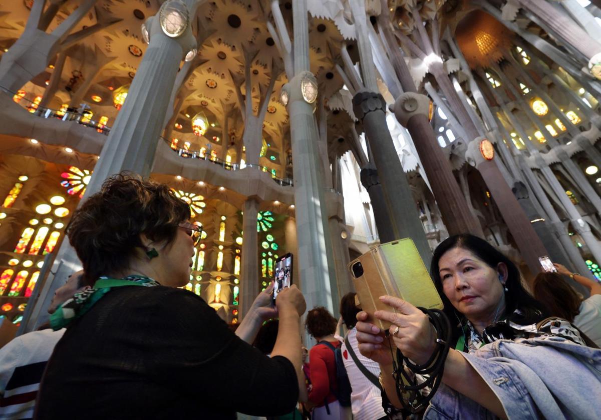 Turistas en el interior de la Sagrada Familia