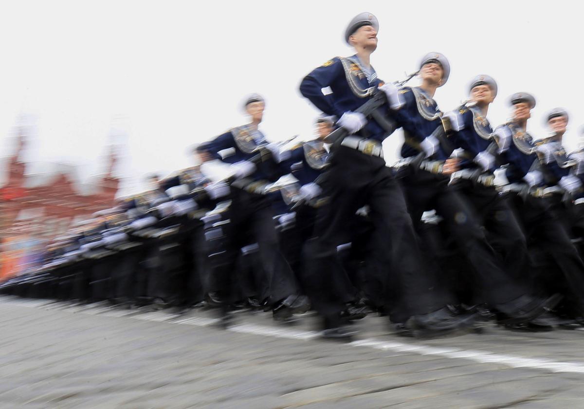 Soldados rusos durante un desfile.