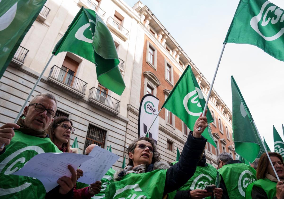 Concentración convocada por CSIF frente al ministerio de Hacienda.