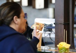 Dos jóvenes revisan su tique de la compra.