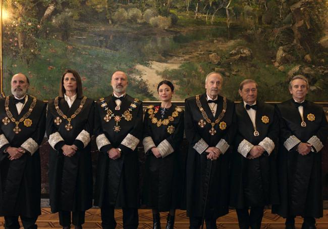 La princesa Pilar (Anna Castillo) entre los miembros del Consejo General del Poder Judicial.