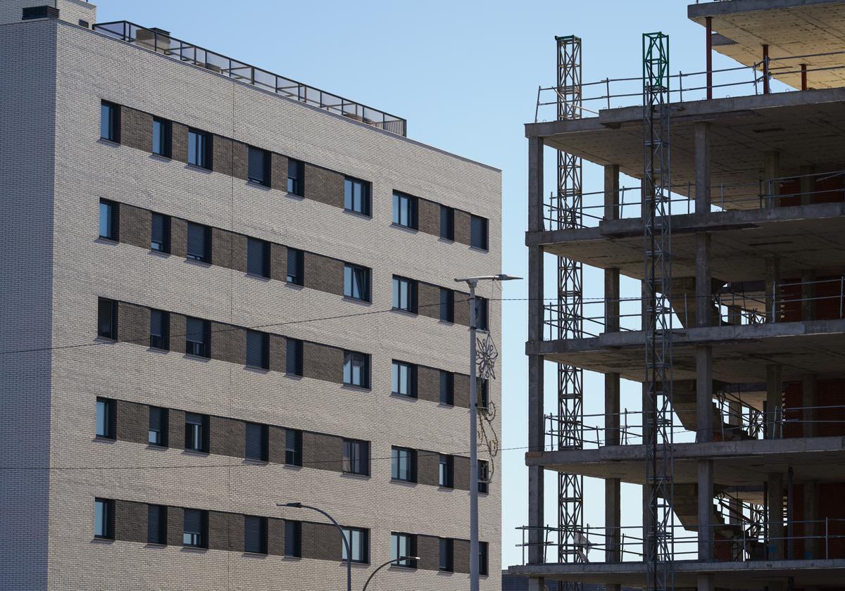 Una promocion de viviendas habitada junto a otra en construcción.