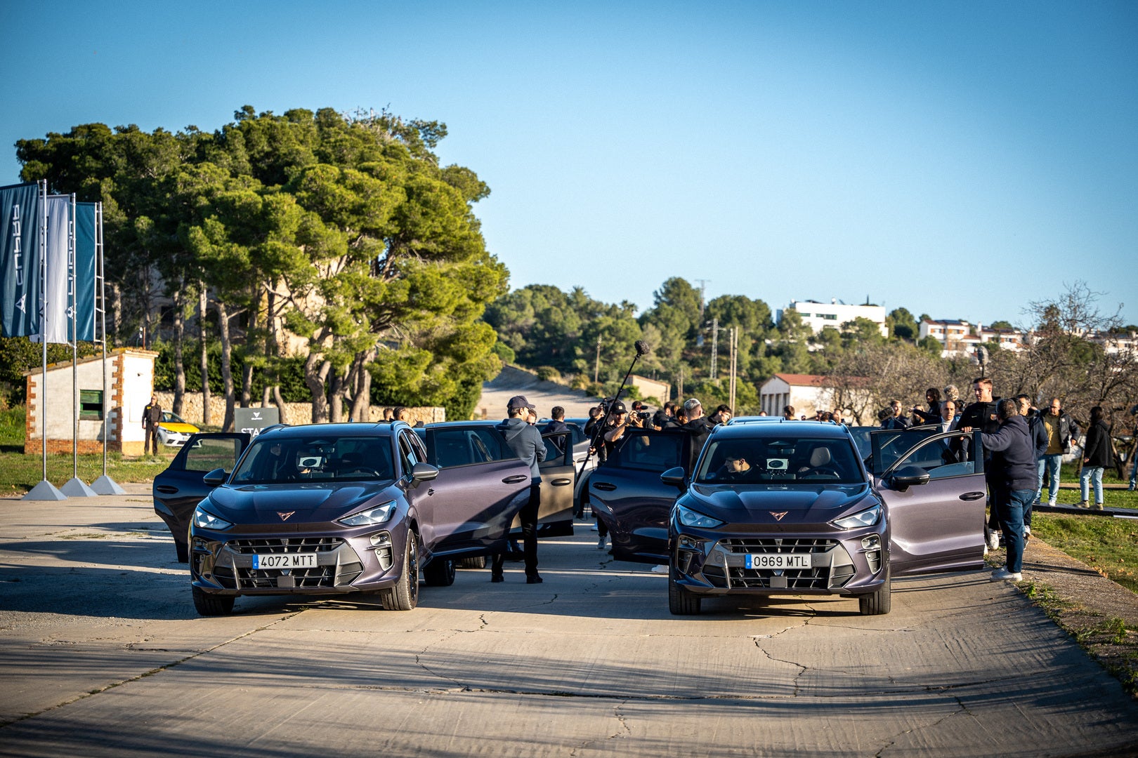 Los jugadores del Barcelona prueban sus Cupra personalizados