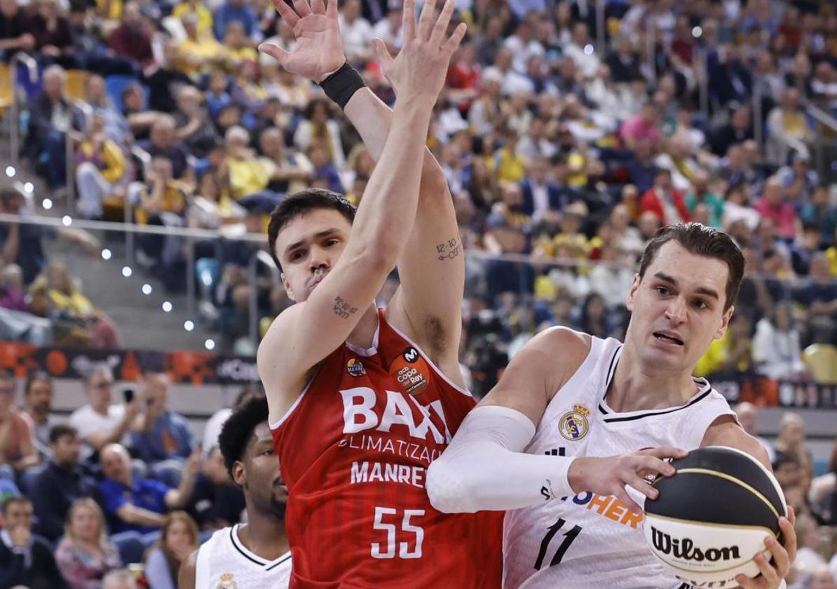 Mario Hezonja se lleva un balón ante Dani Pérez durante el partido de cuartos de Copa entre el Madrid y el Manresa.