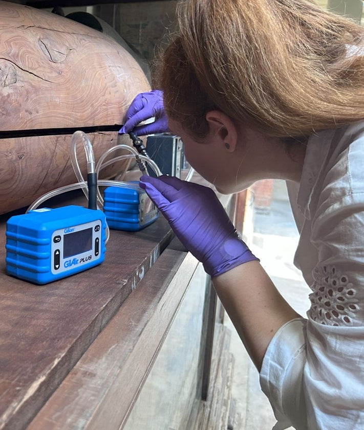 Imagen secundaria 2 - Muestras de hisopos para su análisis microbiológico (arriba), uso del puerto olfativo de un cromatógrafo de gases-espectrómetro de masas, e instalación del sistema de muestreo activo de aire (abajo)