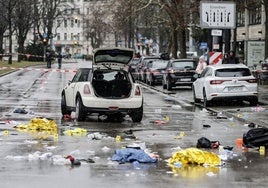 Vista general del vehículo que protagonizó un atropello masivo una manifestación en Munich este jueves.