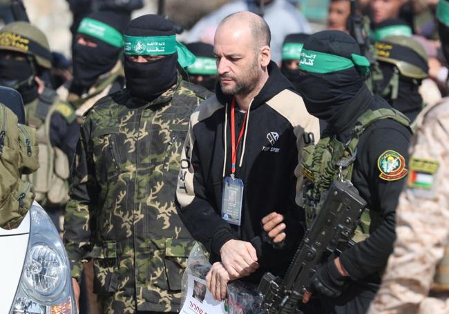 Militantes de Hamás escoltan al rehén israelí-argentino Yair Horn en un escenario antes de entregarlo a un equipo de la Cruz Roja en Jan Younis.