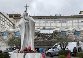 Una vista general del hospital Agostino Gemelli de Roma, donde el Papa Francisco, ingresó en la mañana del viernes