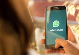 Un hombre abre la aplicación WhatsApp-