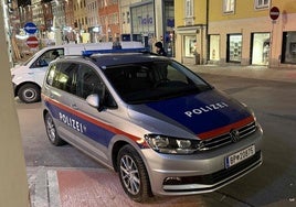 La policía hace guardia después de un ataque con cuchillo cerca de la plaza principal en el centro de la ciudad de Villach, en el sur de Austria.