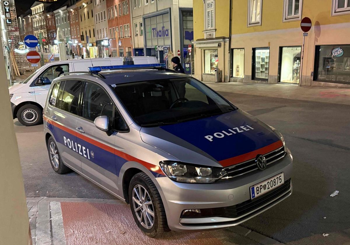 La policía hace guardia después de un ataque con cuchillo cerca de la plaza principal en el centro de la ciudad de Villach, en el sur de Austria.