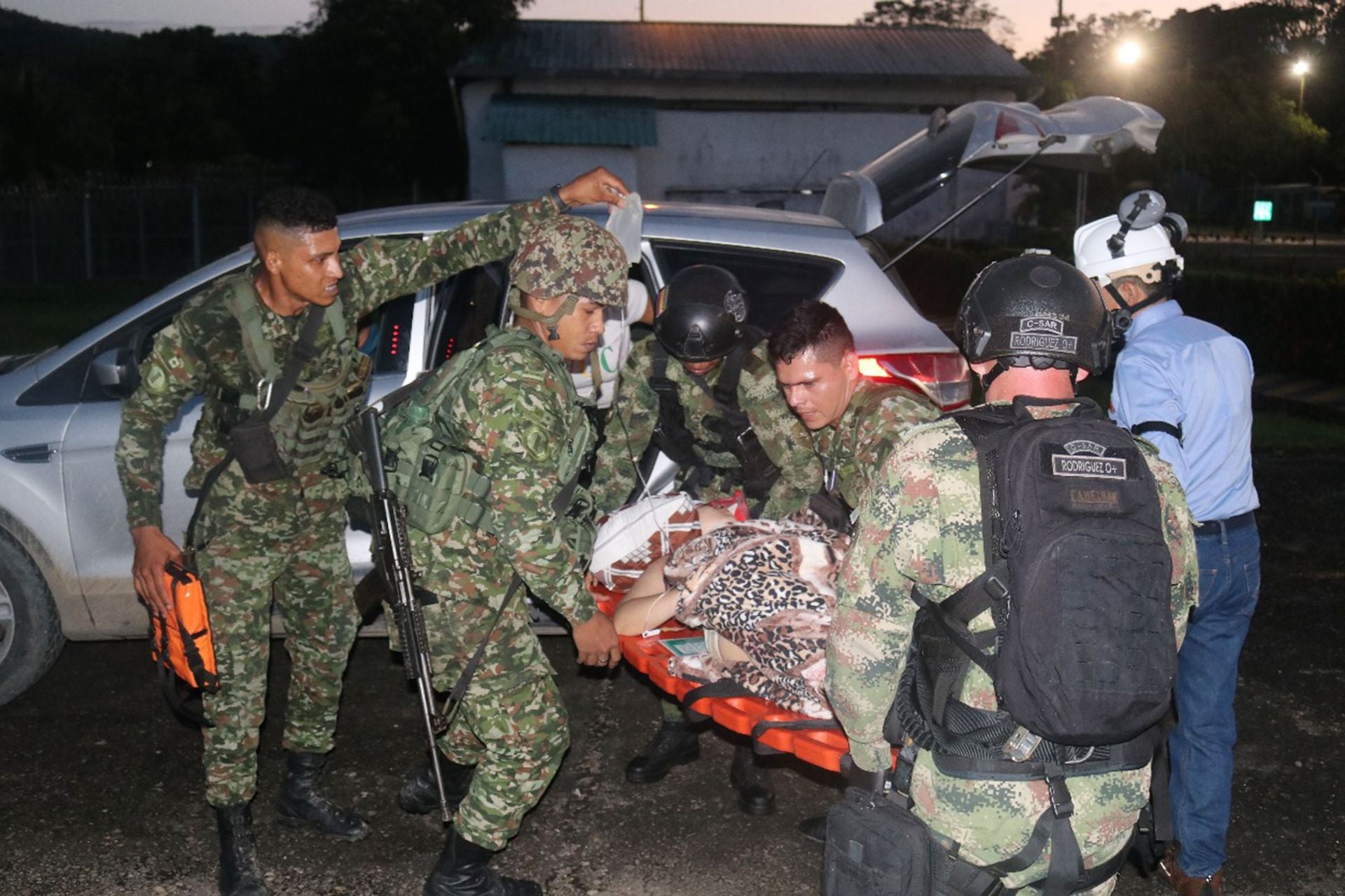 Soldados colombianos trasladan a un herido en Catatumbo tras el estallido de violencia del ELN.