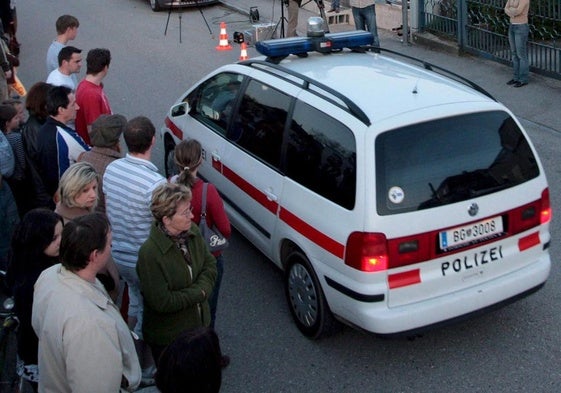 Fotografía de archivo de un coche de policía de Austria.