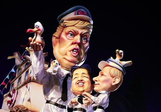 Caravana del Carnaval de Niza con las figura de Trump, Kim Jong-un y Putin.