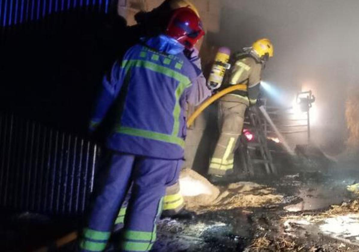 Varios bomberos trabajan en un incendio