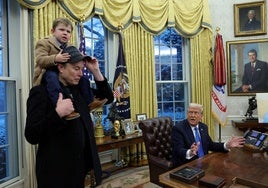 Elon Musk, junto a uno de sus hijos y Donald Trump en el Despacho Oval.