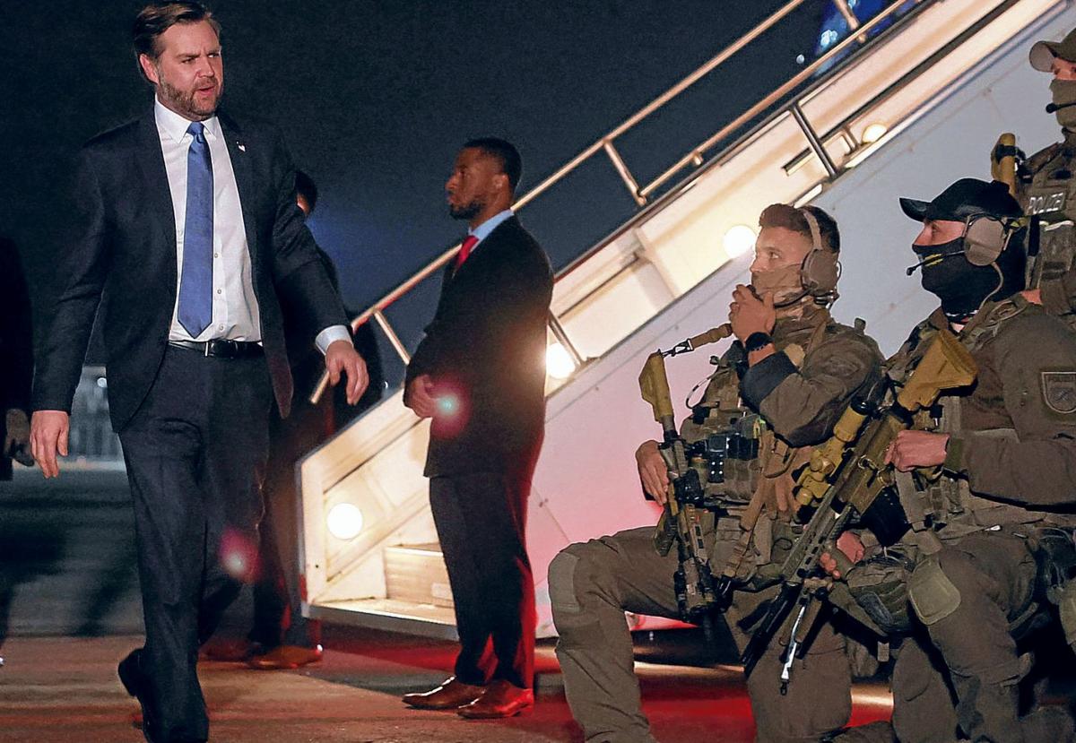 JD Vance, vicepresidente de Estados Unidos, camina junto a militares alemanes antes de subir al avión para regresar a Washington.