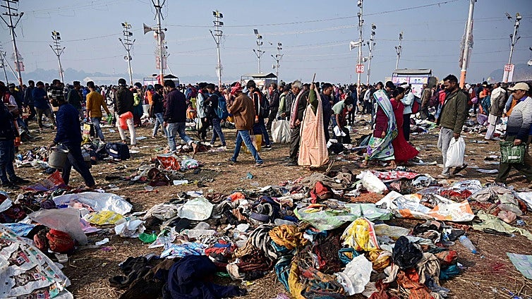 Al menos 18 muertos en una estampida en una estación de tren de India