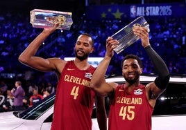 Evan Mobley y Donovan Mitchell, con el trofeo de ganadores del consurso de habilidades