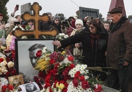 Los padres del líder de la oposición rusa Alexéi Navalni, Anatoli y Liudmila, junto a la tumba de su hijo en el cementerio Borísov en Moscú.