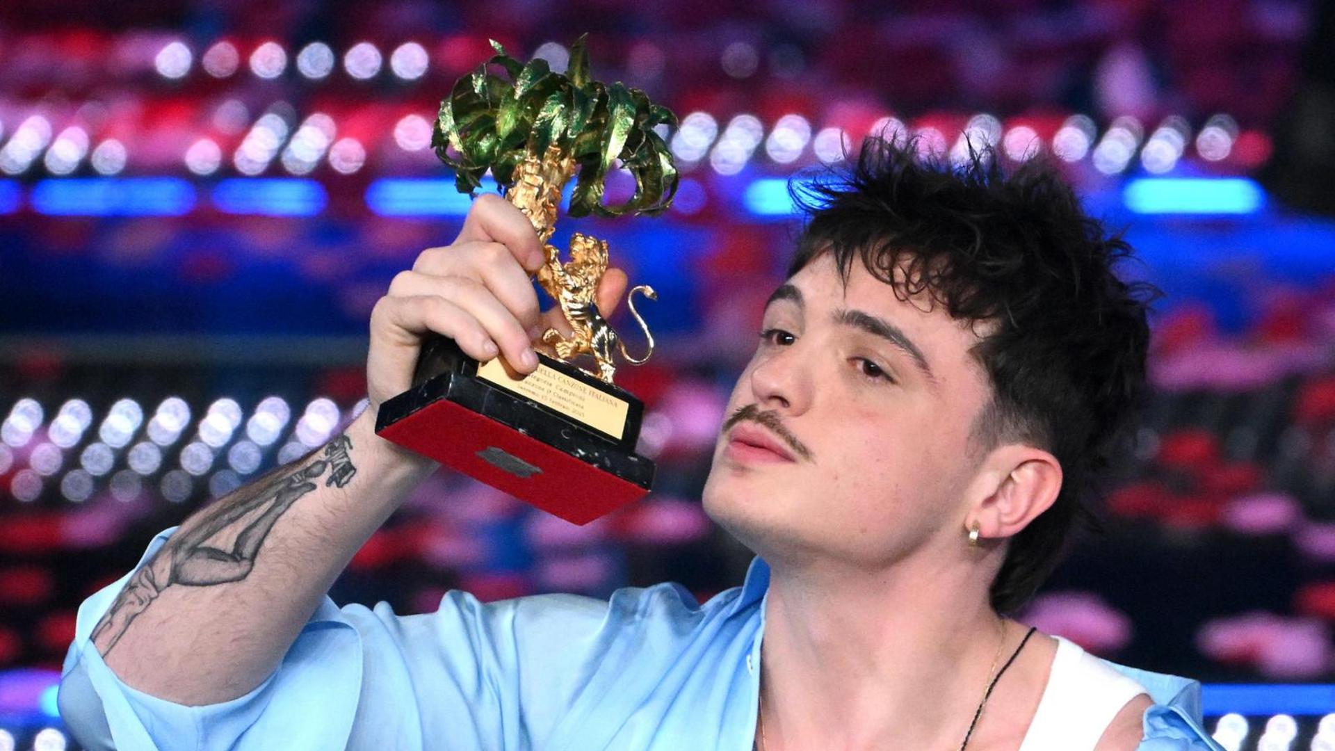 Genç Ceneviz Olly, Nostaljik Hava Şarkısı ile Sanremo Festivali'ni kazandı