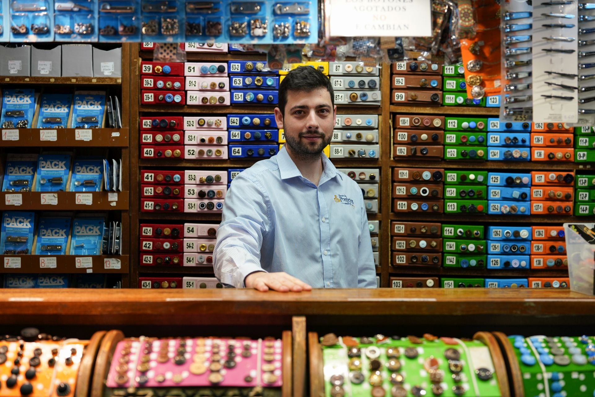 Ismael Gargamala, encargado de marketing y comunicación del comercio, rodeado de botones, el producto estrella de la popular mercería. 