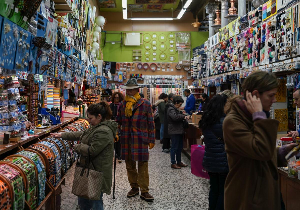 Imagen principal - Imágenes del Almacén de Pontejos. Abajo, a la izquierda, Ismael Gargamala, encargado de marketing y comunicación del comercio. 