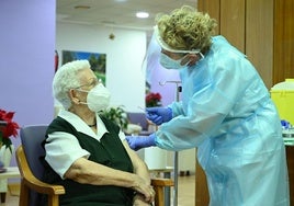 Araceli, de 96 años fué la primera persona en vacunarse contra el COVID-19 en España.