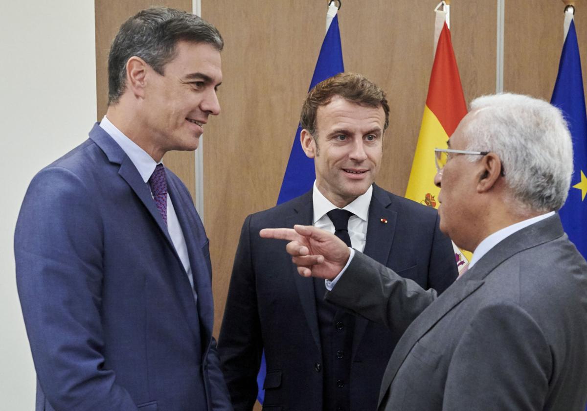 El presidente español, Pedro Sánchez, charla con su homólogo francés, Emmanuel Macron, y el jefe del Consejo Europeo, António Costa, en un encuentro anterior.