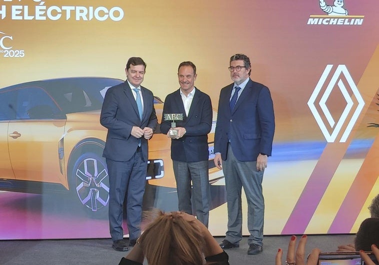 Fernández Mañueco y Julián Quirós entregan el premio por el R5 eléctrico al director general de Renault España, Sébastien Guigues.