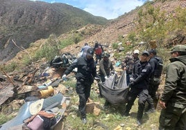 Al menos 31 fallecidos y 15 heridos tras la caída de un autobús a un barranco en Bolivia