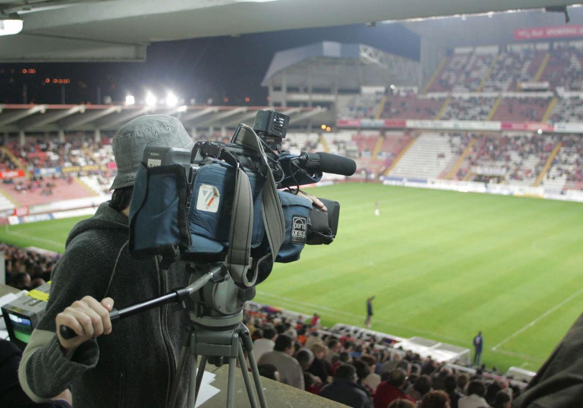 Cámara de televisión tomando imágenes en un estadio.