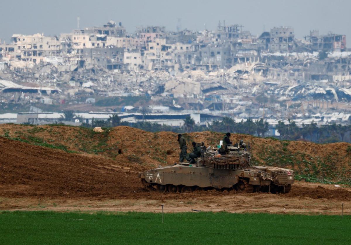 Soldados israelíes se reúnen sobre un tanque en el lado hebreo de la frontera con Gaza, en medio de un alto el fuego.