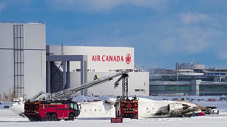 Ocho heridos al quedar panza arriba un avión de pasajeros tras aterrizar en Toronto