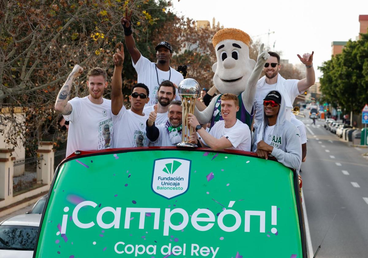 Celebración del Unicaja, campeón de Copa, por las calles de Málaga.