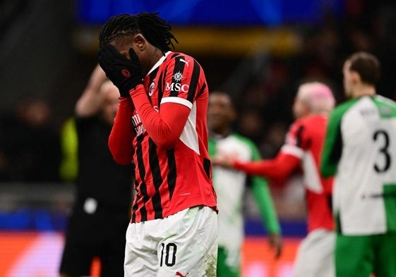 Rafael Leao se lamenta durante una acción del Milan-Feyenoord.