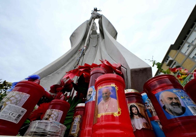 Varias velas a las puertas de la clínica en la que está ingresado el Papa.