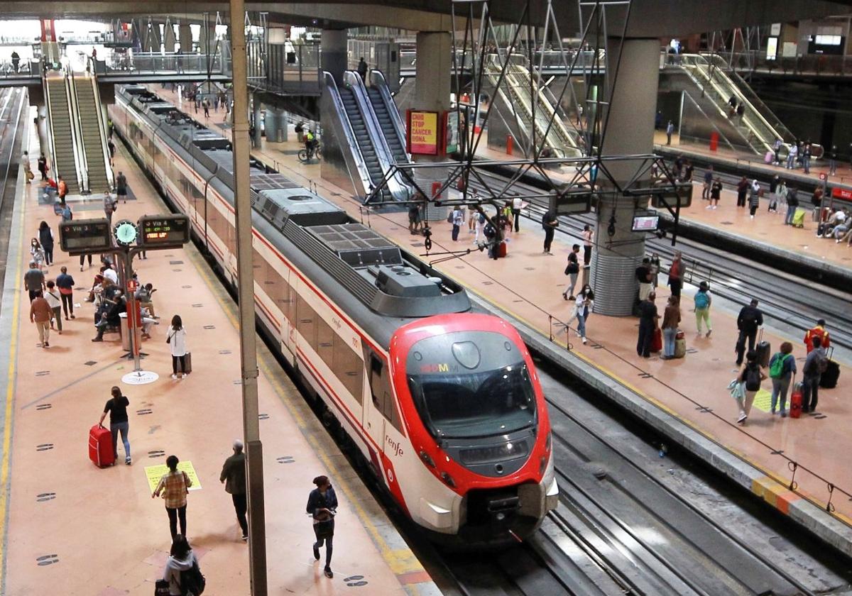 Un cercanias en la estación de Atocha.