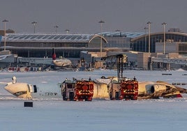 El avión ha quedado con el tren de aterrizaje mirando al cielo.