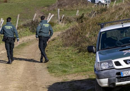 Un coche y dos agentes de la Guardia Civil