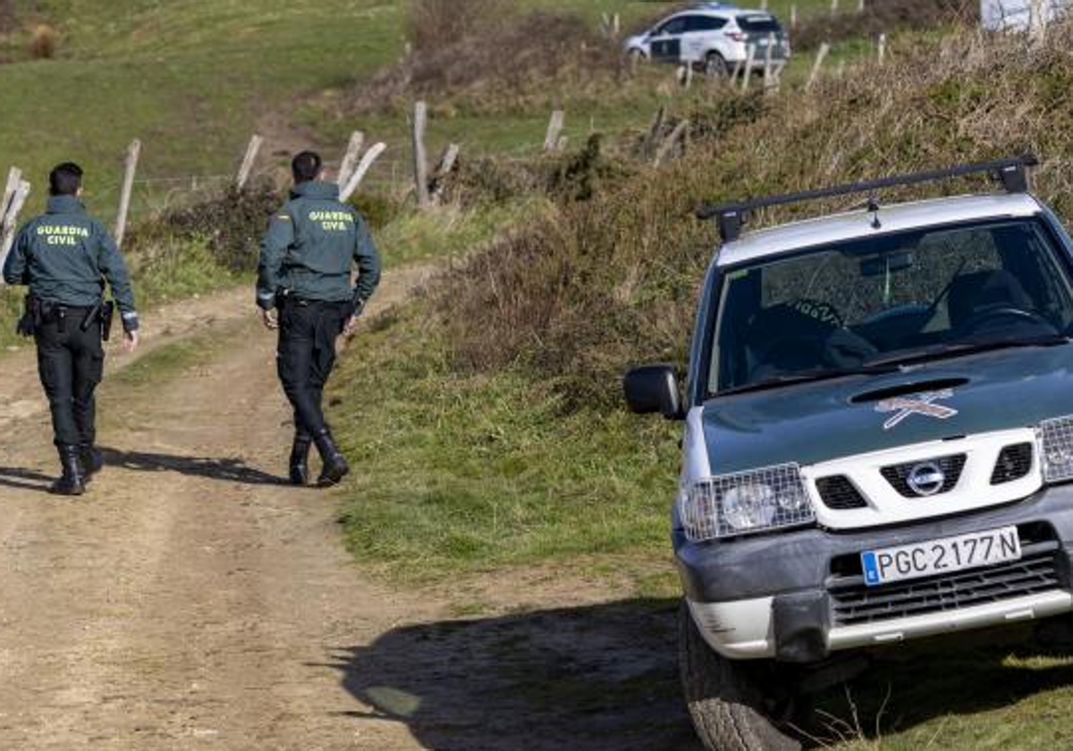 Un coche y dos agentes de la Guardia Civil