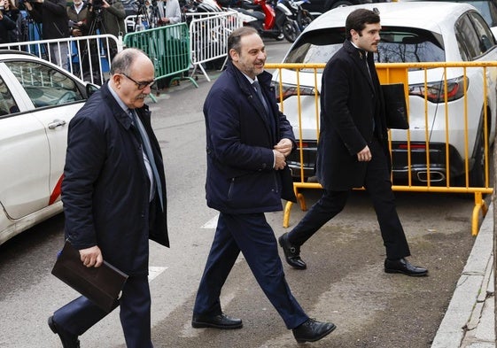 José Luis Ábalos, esta mañana en la entrada del Tribunal Supremo.