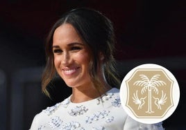 Meghan Markle y el escudo de su nueva marca.