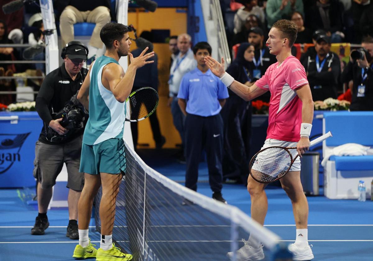 Carlos Alcaraz y Jiri Lechecka, tras su partido de cuartos en Doha.