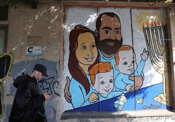 Grafiti de la familia Bibas en Tel Aviv.