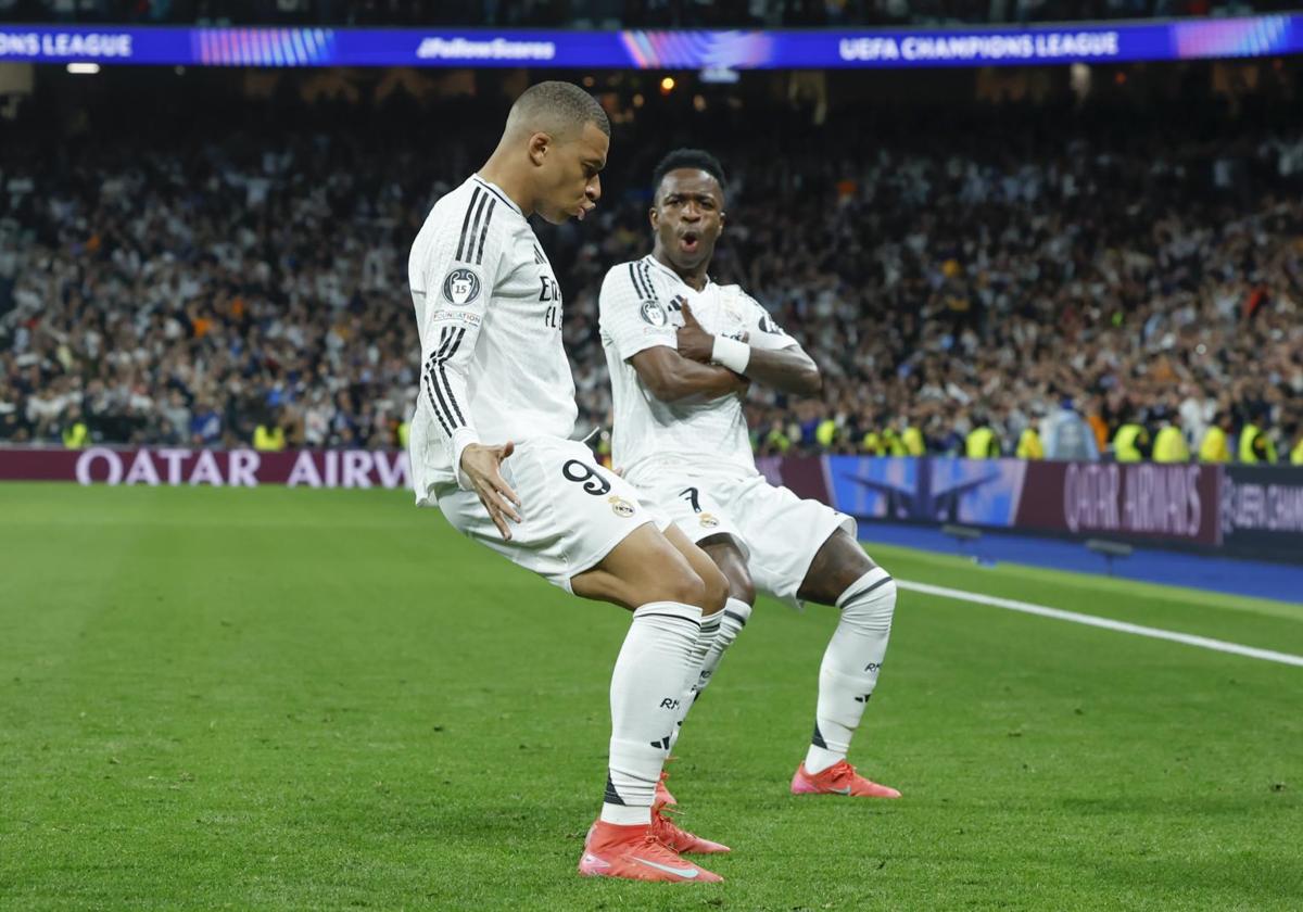 Mbappé y Vinicius celebran el primero de los tres goles que marcó el francés el miércoles contra el Manchester City.