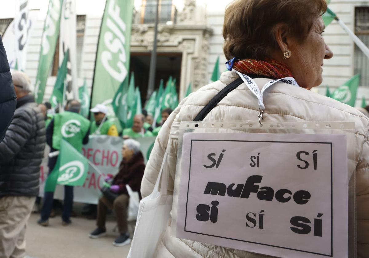 Concentración frente al ministerio de Hacienda en defensa de Muface.