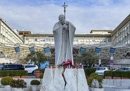 Flores y velas depositadas por feligreses, fotografiadas este jueves en el exterior del Hospital Gemelli de Roma