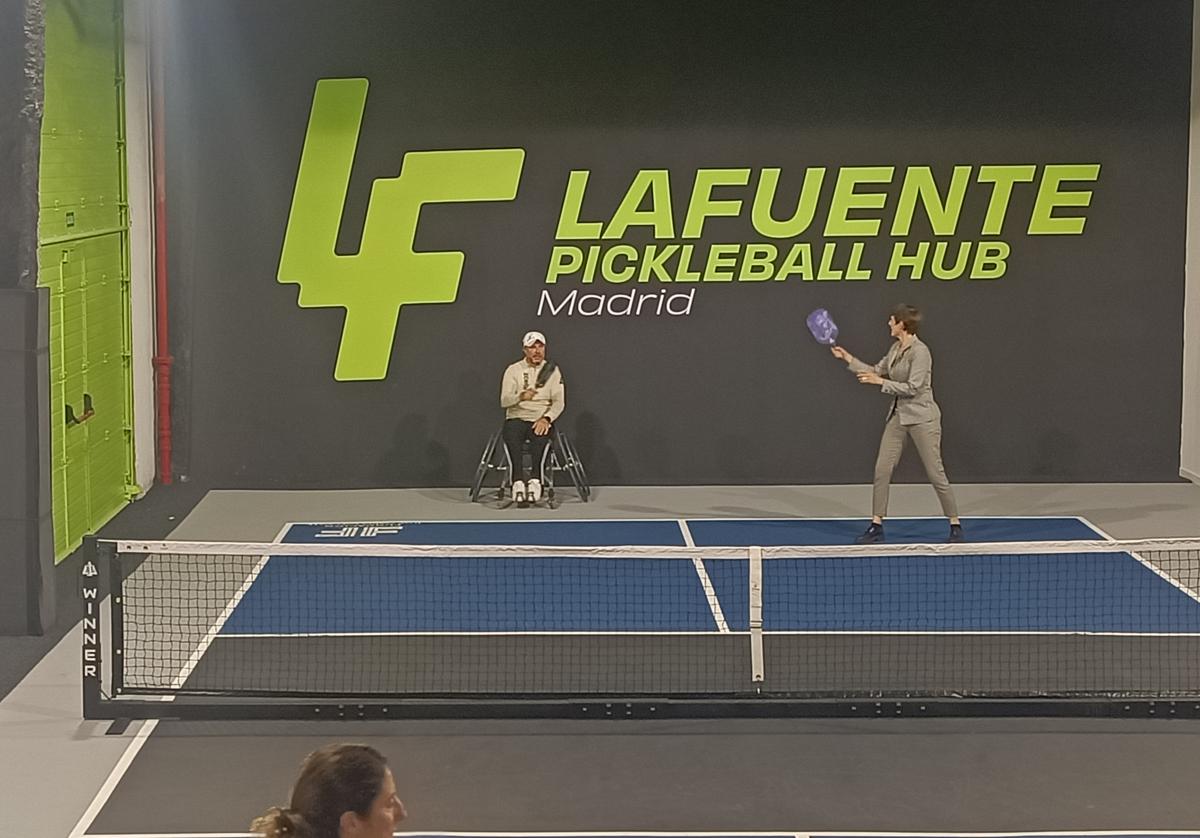 Un jugador de la selección española de pickleball enseñando el deporte.