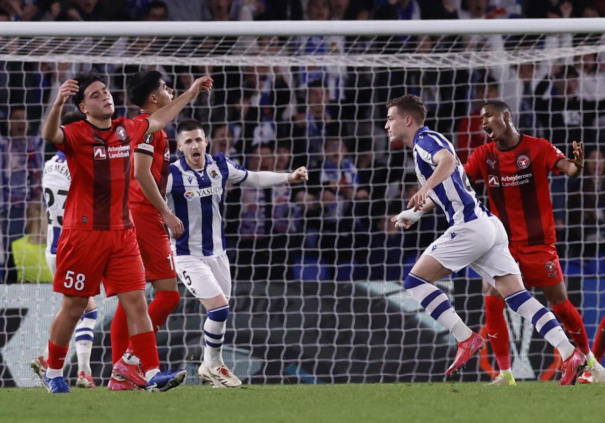 Luka Sucic celebra el segundo gol que le marcó al Midtjylland.